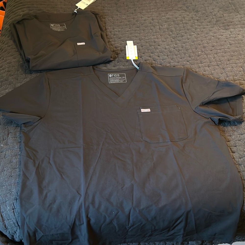 New with tags : Men’s FIGS Leon scrub top 2XL